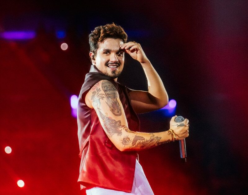 Luan Santana aproveita estádio lotado em Porto Alegre para lançar inéditas