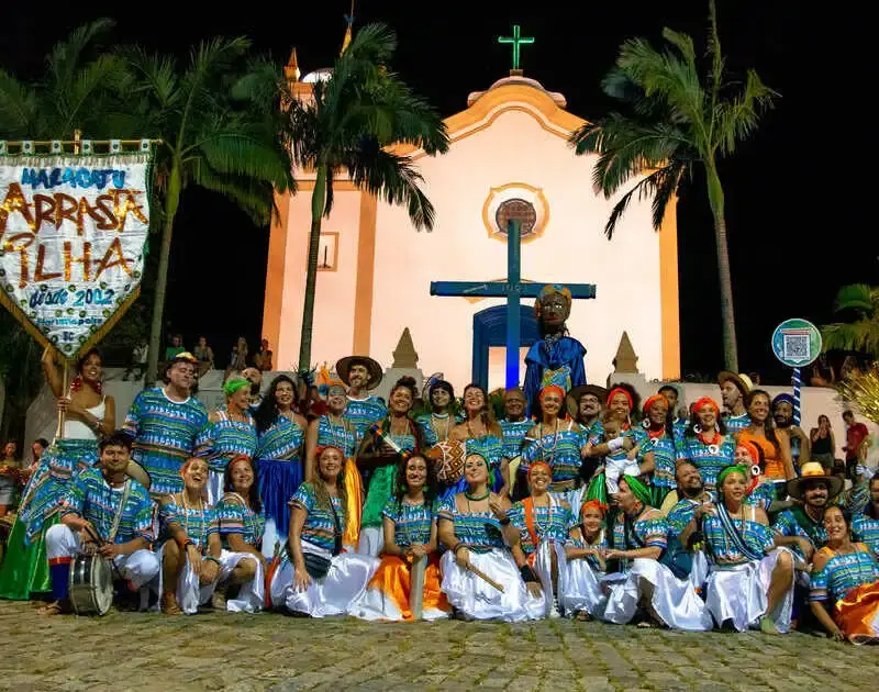 Maracatu Arrasta Ilha, que vai abrir o ARVO 2026 (Divulgação/Nicola Cintra)