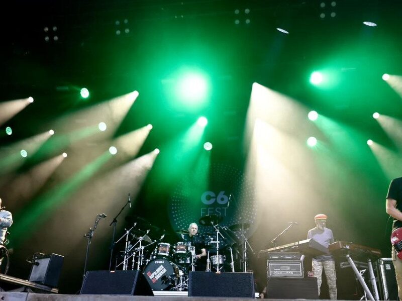 Potência, legado e a companhia da Nação Zumbi: o show do Paralamas no C6 Fest