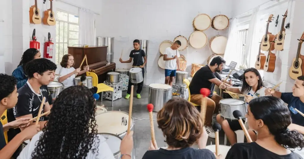 Tomorrowland Brasil realiza oficina de mixagem gratuita para crianças 1 Tomorrowland Brasil e a Tomorrowland Foundation com a Estrela Nova (divulgação)