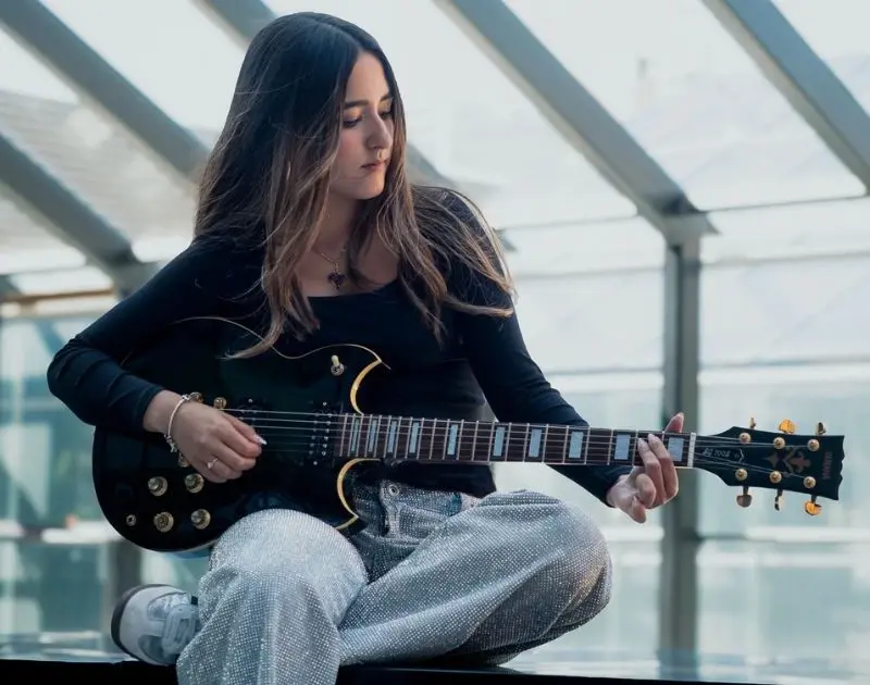 Aos 15 anos, Adriana C apresenta EP de estreia, ‘Runaway’