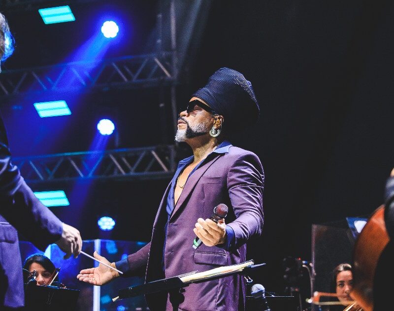 ‘Afrossinfonicidade’: Carlinhos Brown e Orquestra Ouro Preto lançam álbum ao viv