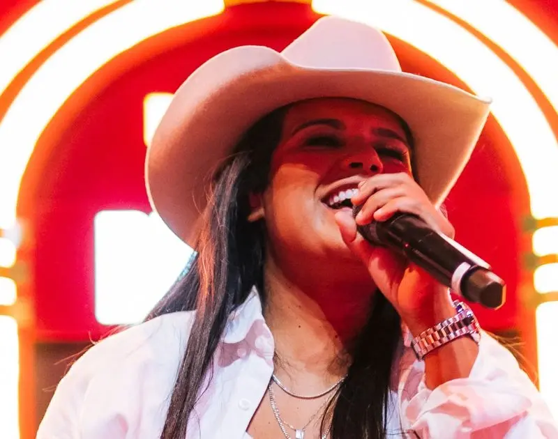 Lorena Cristine lança EP após sucesso de ‘Meu Copo Não Trai’